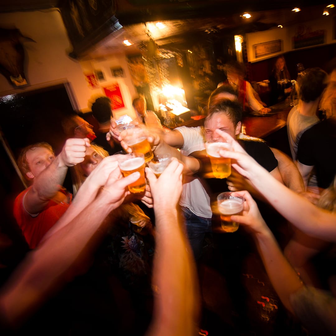 Jongeren die proosten